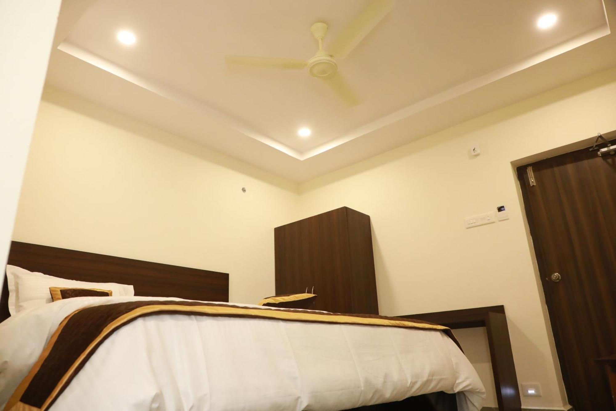 Sri Chitra Inn Hotel Tanuku Dış mekan fotoğraf
